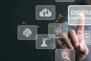 transformación digital en las organizaciones: mano tocando una pantalla virtual