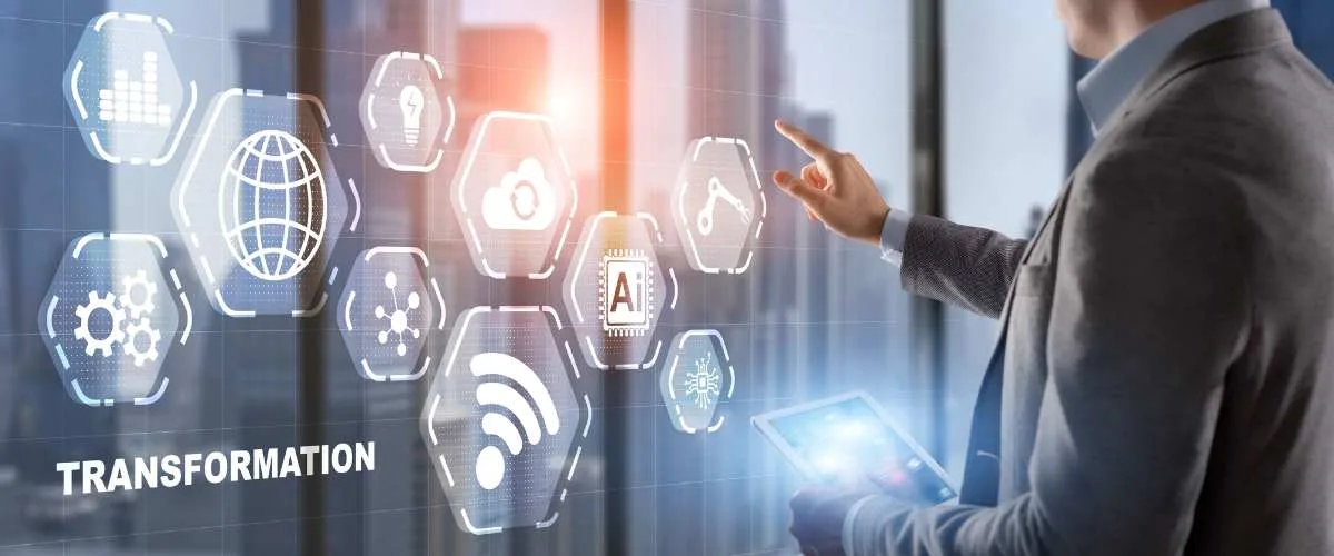 persona frente a un panel digital futurista