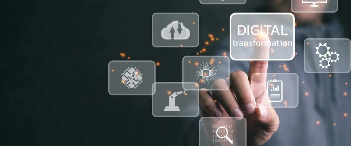 transformación digital en las organizaciones: mano tocando una pantalla virtual