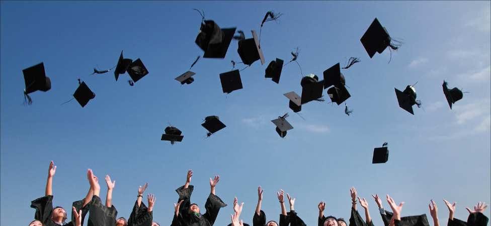 birretes lanzados al aire