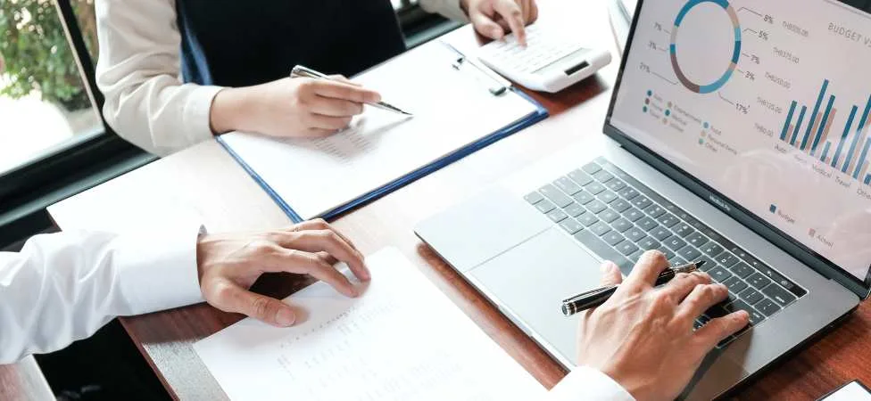 personas analizando gráficos en un notebook