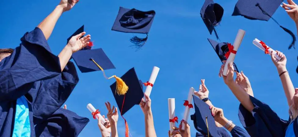 Estudiantes celebrando su graduación