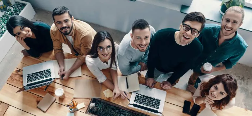 equipo de trabajando posando para fotografía