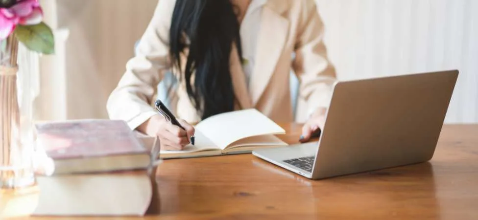 Mujer en escritorio trabajando
