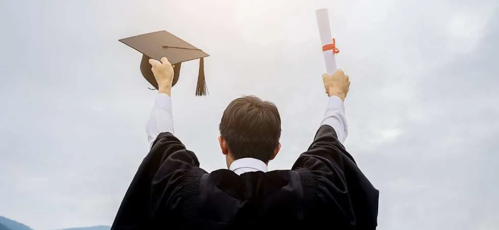Carreras mejor pagadas en México: hombre celebrando su graduación