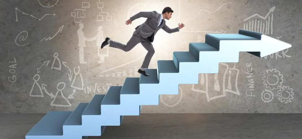 imagen de un hombre en una escalara. representa su ascenso laboral