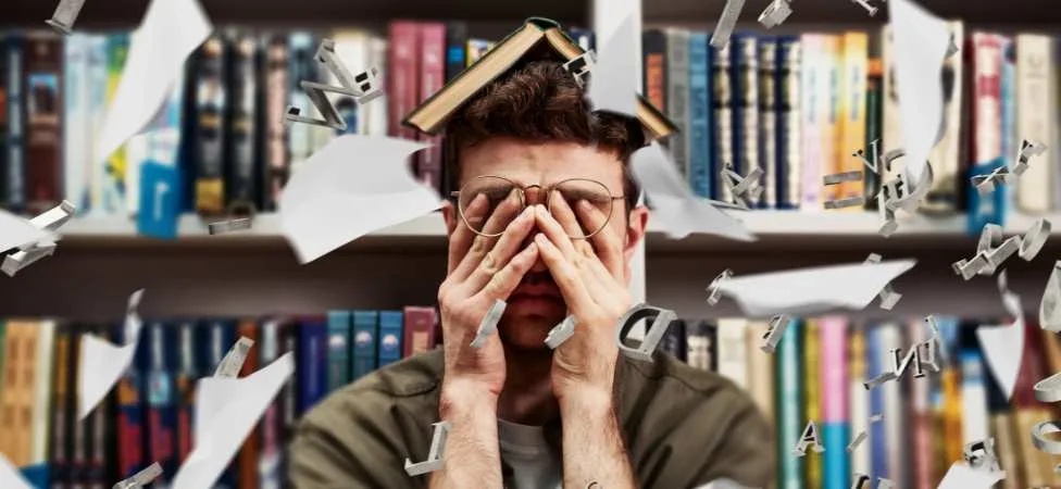 Persona abrumada estudiando