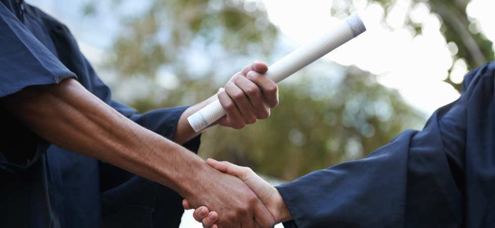 manos entregando un diploma