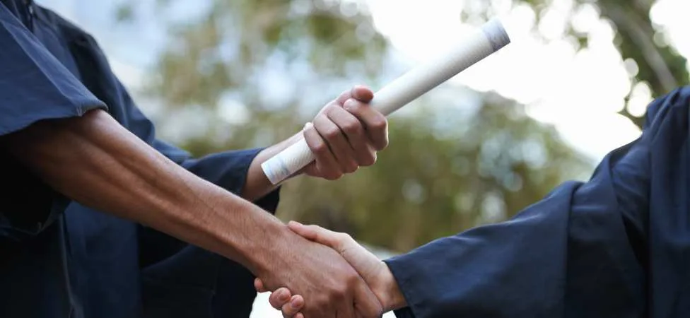 manos entregando un diploma