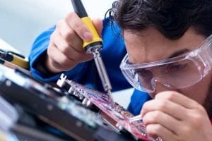 Carreras técnicas mejor pagadas en Chile: técnico arreglando dispositivo