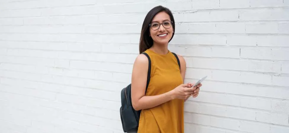 carreras mejor pagadas para mujer: mujer posando para fotografía
