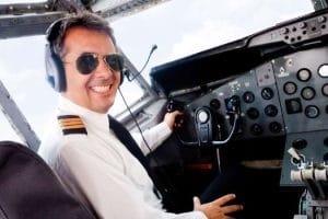 carreras cortas y bien pagadas: piloto de avión mirando a la cámara