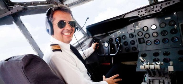 carreras cortas y bien pagadas: piloto de avión mirando a la cámara