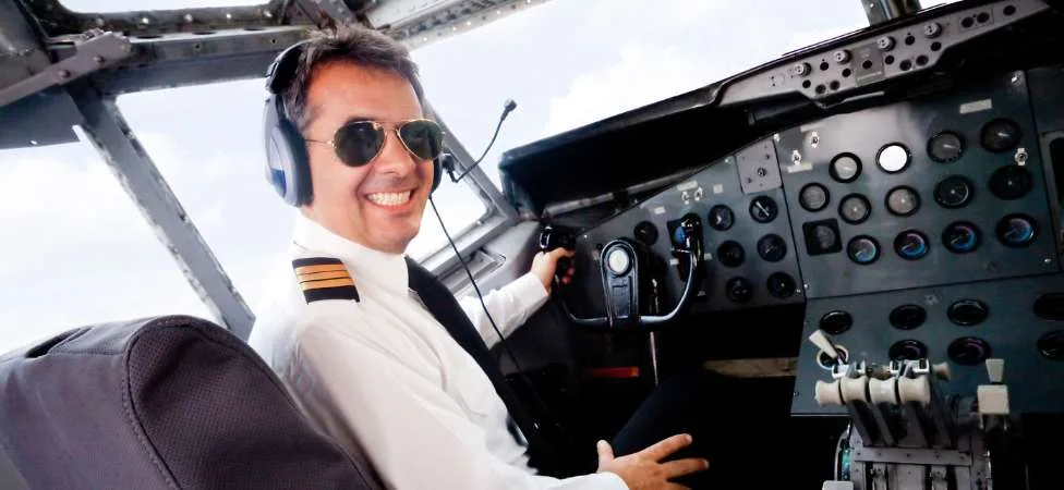 carreras cortas y bien pagadas: piloto de avión mirando a la cámara