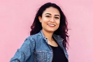 carreras mejor pagadas para mujeres: mujer posando