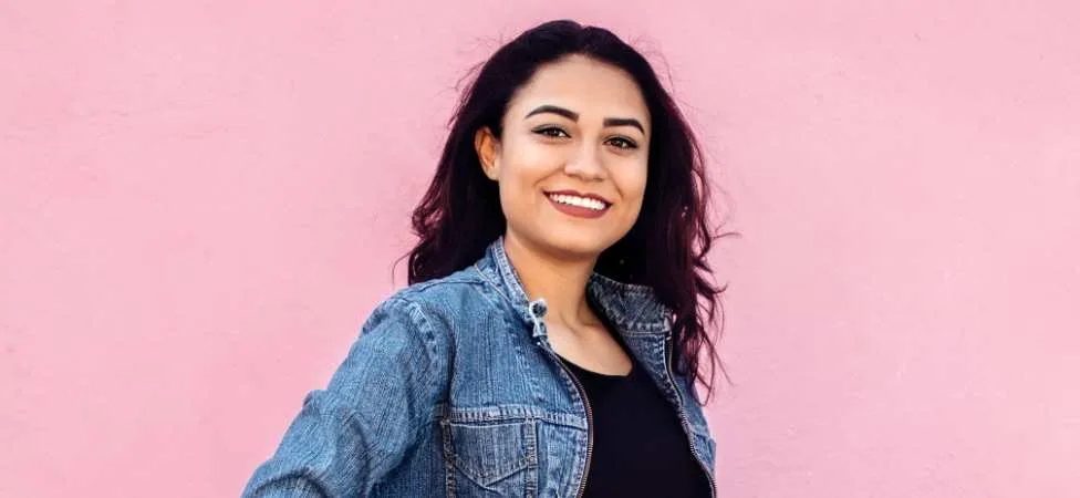carreras mejor pagadas para mujeres: mujer posando
