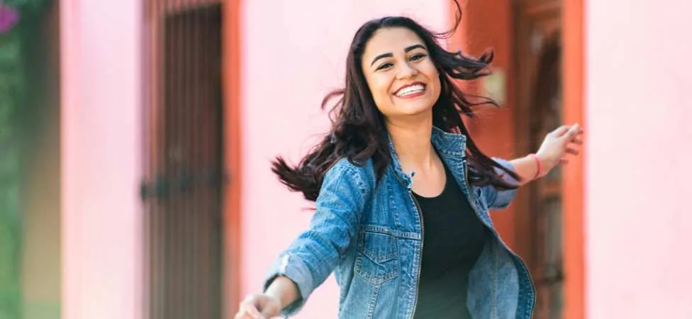 mujer contenta, sonriendo