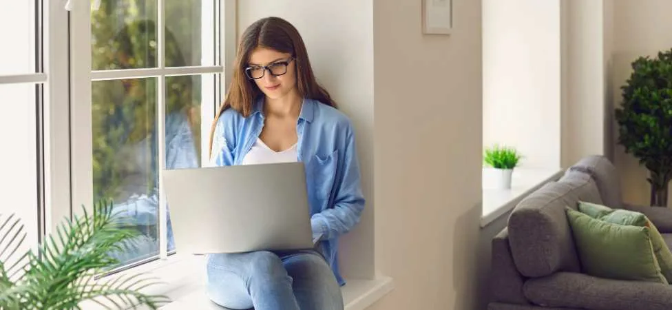 mujer con computador 