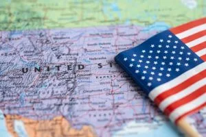 carreras cortas en estados unidos: mapa de usa y una bandera de usa