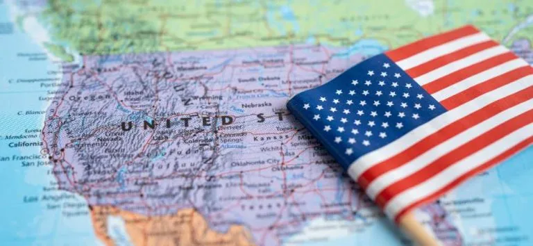 carreras cortas en estados unidos: mapa de usa y una bandera de usa