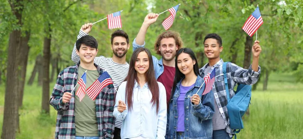 universitarios con banderas de estados unidos