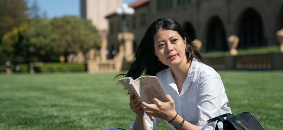 mejores universidades en Estados Unidos para estudiar psicología: mujer con libro en la mano