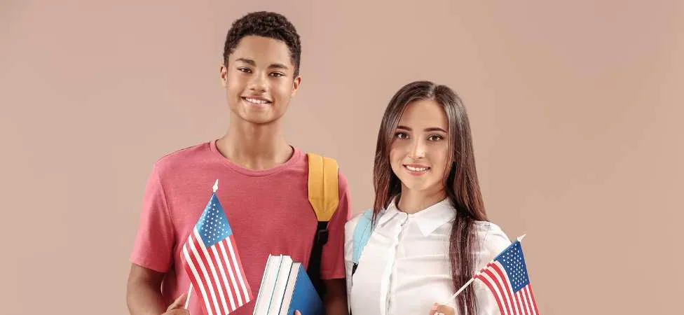 estudiantes con banderas de estados unidos