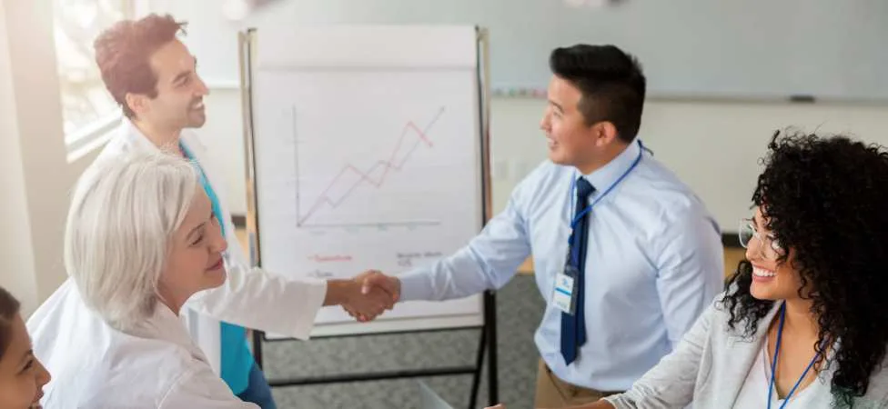 grupo de personas en una reunión
