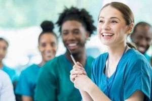 estudiar enfermería en Estados Unidos: estudiantes de enfermería riendo