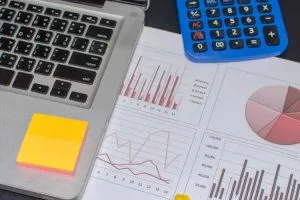 universidades para estudiar administración de empresas en Estados Unidos: computador y gráficos