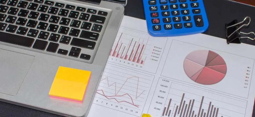 universidades para estudiar administración de empresas en Estados Unidos: computador y gráficos