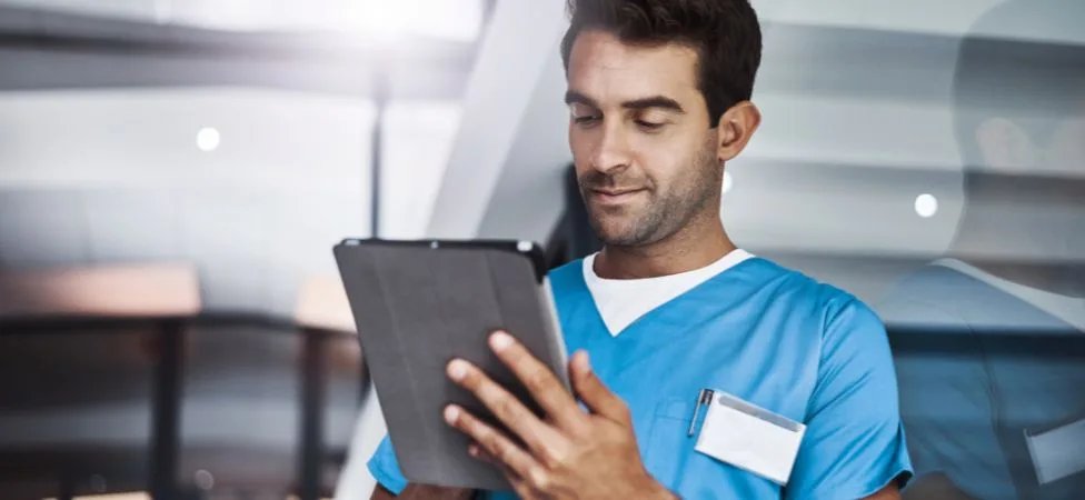 técnico del área de la salud con un tablet