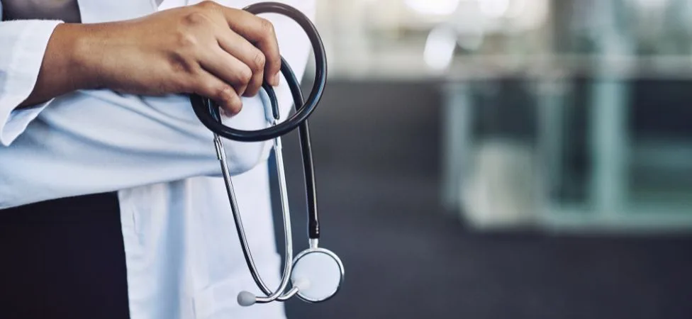 Profesional de la salud con estetoscopio