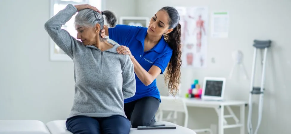 asistente fe fisioterapia con paciente