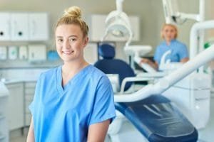 carreras de salud cortas: asistente dental en consulta