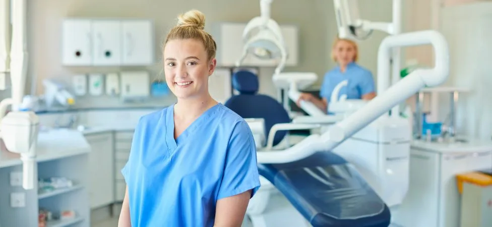 carreras de salud cortas: asistente dental en consulta