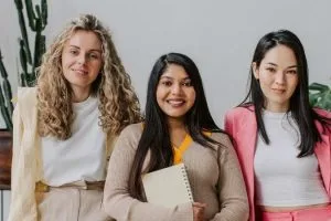 carreras mejor pagadas en estados unidos para mujeres: mujeres posando frente a cámara