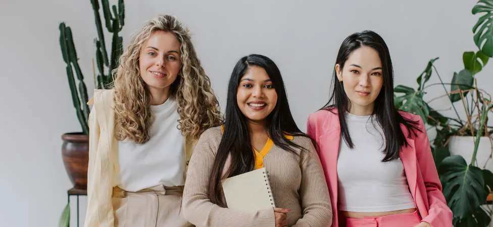 carreras mejor pagadas en estados unidos para mujeres: mujeres posando frente a cámara