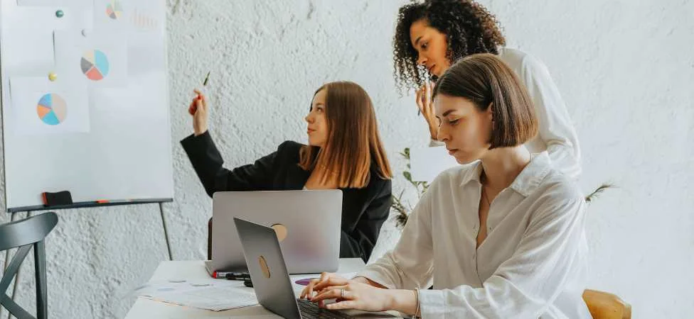 mujeres analizando gráficos