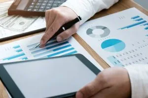 Estudiar negocios internacionales en estados unidos: manos de persona junto a gráficos