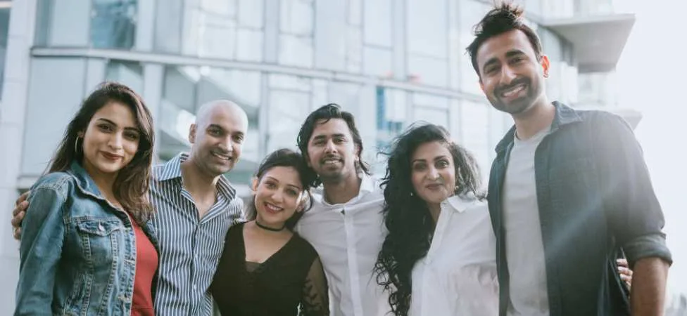 grupo de jóvenes sonrientes mirando a cámara