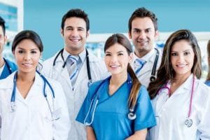 Estudiar medicina en Estados Unidos: médicos posando a cámara