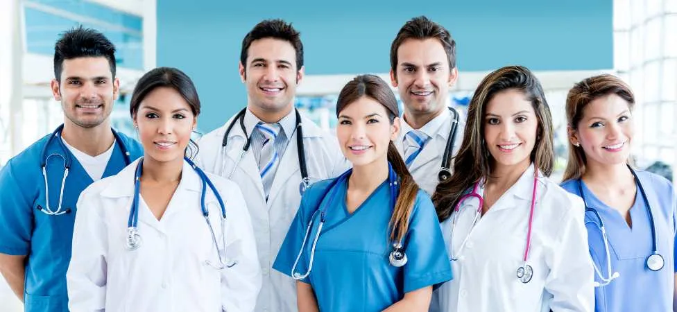 Estudiar medicina en Estados Unidos: médicos posando a cámara