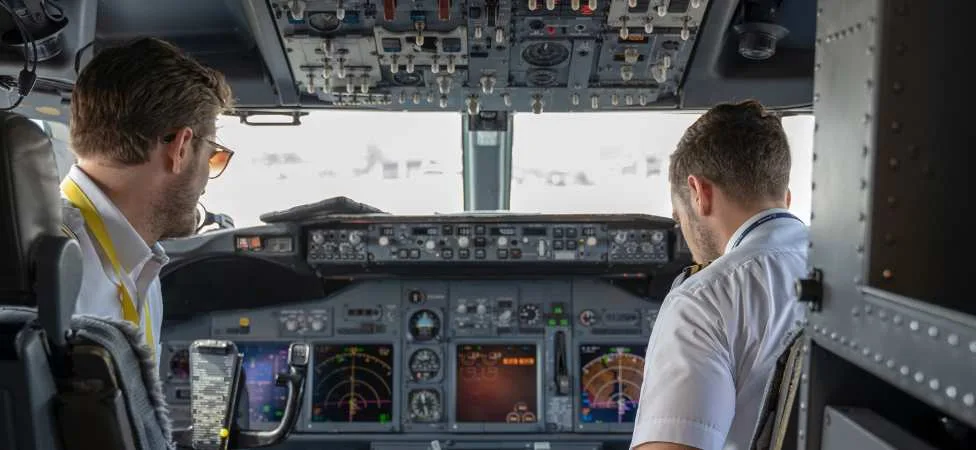 pilotos en una cabina de avión