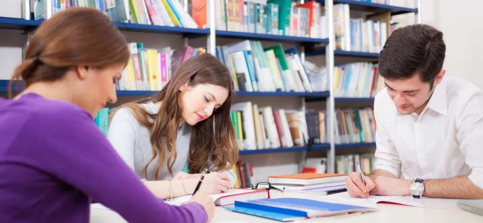 estudiantes en una biblioteca